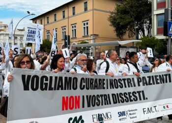 «Vogliamo curare i nostri pazienti», i medici di base protestano sotto la Regione