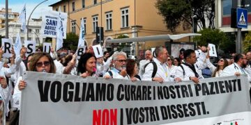 «Vogliamo curare i nostri pazienti», i medici di base protestano sotto la Regione