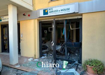Tre esplosioni per aprire lo sportello bancomat: colpita per la seconda volta la banca di Scerni