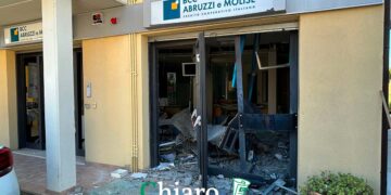Tre esplosioni per aprire lo sportello bancomat: colpita per la seconda volta la banca di Scerni