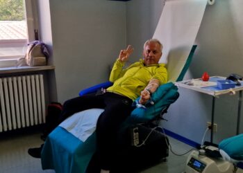 Ventidue chilometri a piedi per donare il sangue e chiedere: «Riaprite il viadotto Sente»
