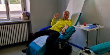 Ventidue chilometri a piedi per donare il sangue e chiedere: «Riaprite il viadotto Sente»
