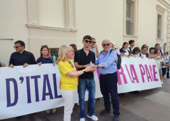 La Fiaccola della pace attraversa Vasto: studenti in corteo fino a Palazzo d’Avalos