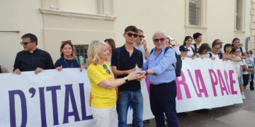 La Fiaccola della pace attraversa Vasto: studenti in corteo fino a Palazzo d’Avalos