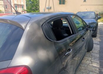 Topi d’auto nel centro di Vasto: finestrini sfondati in piazza Brigata Maiella
