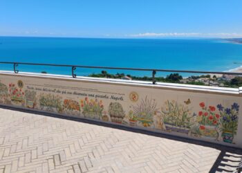 Le decorazioni in ceramica degli studenti arricchiscono la Loggia Amblingh