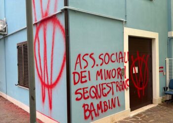 Scritte contro le istituzioni per la vicenda della famiglia nel bosco, il Comune fa ritinteggiare