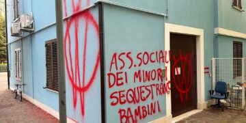 Scritte contro le istituzioni per la videnda della famiglia nel bosco, il Comune fa ritinteggiare