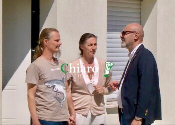 Nathan e Catherine si trasferiscono nell’abitazione del Comune, Pillon: «Nel bosco si farà una nuova casa»