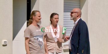 Nathan e Catherine si trasferiscono nell’abitazione del Comune, Pillon: «Nel bosco si farà una nuova casa»