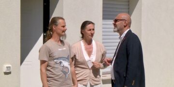 Nathan e Catherine si trasferiscono nell’abitazione del Comune Pillon: «Nel bosco si farà una nuova casa»