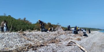 Quarantacinque sacchi di rifiuti raccolti a Punta Aderci: volontari in azione per ripulire la spiaggia