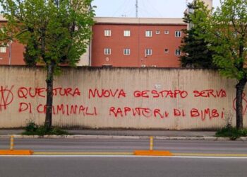 Scritte ingiuriose sui muri di Vasto, perquisizioni e sequestri in due case