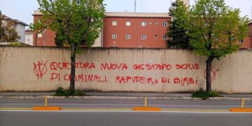 Scritte ingiuriose sui muri di Vasto, perquisizioni e sequestri in due case