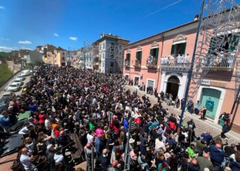 A Pollutri corso gremito per il tradizionale lancio dei taralli di San Nicola