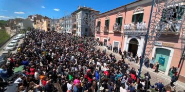 A Pollutri corso gremito per il tradizionale lancio dei taralli di San Nicola
