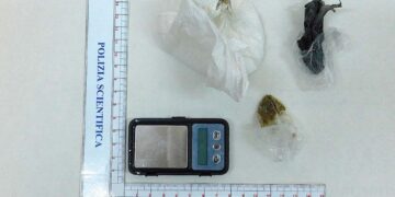 Viola il divieto di dimora e viene trovata con altra droga: 27enne denunciata