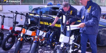 I finanzieri sequestrano 96 E-bike non sicure, denunciato imprenditore cinese