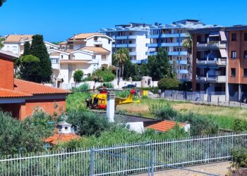 Si tuffa dal pontile e urta il fondale con la testa, 38enne trasportato a Pescara in elicottero