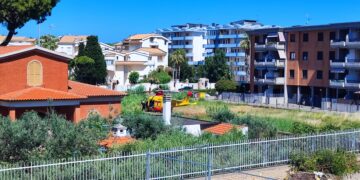 Si tuffa dal pontile e urta il fondale, giovane soccorso in eliambulanza