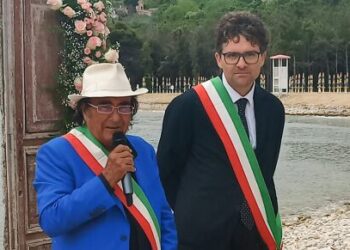 Albano celebra il matrimonio in spiaggia «in questa vastità di Vasto»