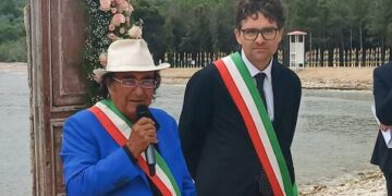 Albano celebra il matrimonio in spiaggia «in questa vastità di Vasto»