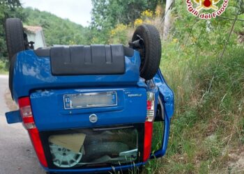 Auto si ribalta in salita, donna soccorsa dal 118: in ospedale per accertamenti