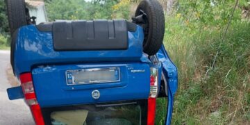 Auto si ribalta in salita, donna soccorsa dal 118: in ospedale per accertamenti