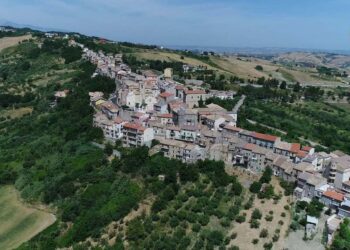 Mezzo da lavoro in fiamme a Casalanguida, indagini per accertare la natura del rogo