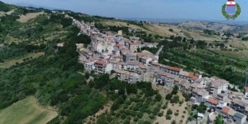 Mezzo da lavoro in fiamme a Casalanguida, indagini per accertare la natura del rogo