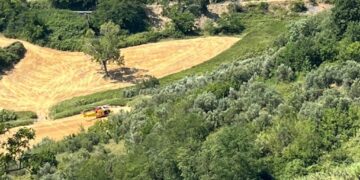 Si ribalta il trattore, 80enne soccorso in eliambulanza