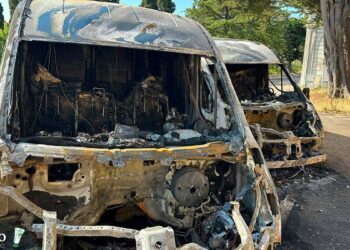 Due furgoni a fuoco nella notte a Vasto, indagini sull’origine delle fiamme