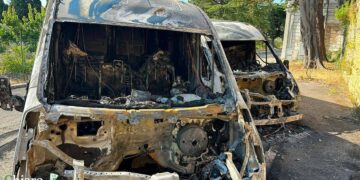 Due furgoni a fuoco nella notte a Vasto, indagini sull’origine delle fiamme