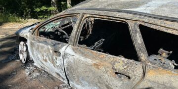 Rogo nella notte sulla provinciale, auto distrutta dalle fiamme