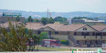 Fiamme in un terreno accanto alla Statale 16, colonna di fumo visibile da chilometri