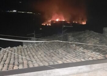 Rogo a Dogliola da ieri pomeriggio, il sindaco: «Succede ogni settimana, c’è un piromane»