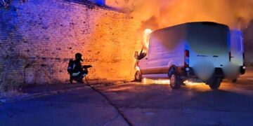 Due furgoni a fuoco nella notte a Vasto, indagini sull’origine delle fiamme