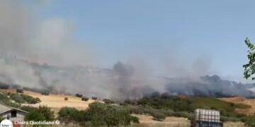 Incendi, è emergenza. A Montalfano agricoltori creano solchi frangifuoco. Roghi anche a Scerni e Dogliola