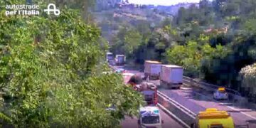 Incidente tra due mezzi pesanti e un’auto, chiuso tratto dell’A14