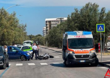 Scontro tra un’auto e una moto in viale Berlinguer a San Salvo Marina, un ferito