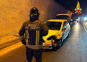 Statale 650 “Trignina”, auto si schianta all’interno della galleria
