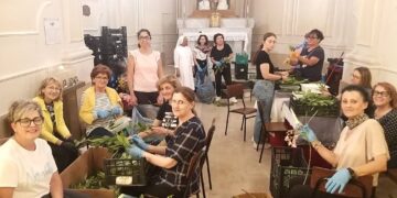 Corpus Domini, volontari al lavoro per l’infiorata di domani nel centro storico