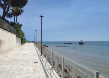 Chiedono una sigaretta e li aggrediscono: due uomini feriti sul lungomare