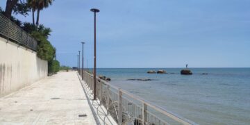 Chiedono una sigaretta e li aggrediscono: due uomini feriti sul lungomare