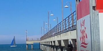 Il bagnino che è intervenuto: «Una settimana fa un altro salvataggio dopo un tuffo dal pontile»