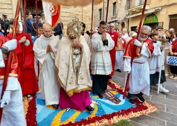 Corpus Domini: la processione sul tappeto di petali dell’infiorata
