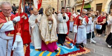 Corpus Domini: la processione sul tappeto di petali dell’infiorata