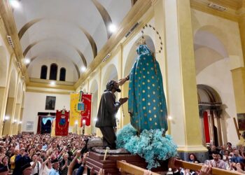Un fiume di fedeli in cammino verso la Basilica della Madonna dei Miracoli