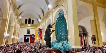 Un fiume di fedeli in cammino verso la Basilica della Madonna dei Miracoli