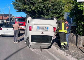 Fiat 500 si ribalta in un incidente in via Sant’Onofrio